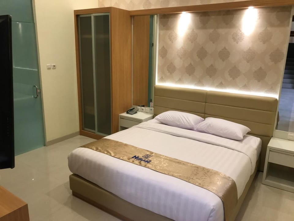 Premium bedding, desk, free WiFi, bed sheets