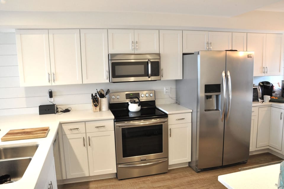 Wide open kitchen w/plenty of countertop space, cabinets & pantry for storage