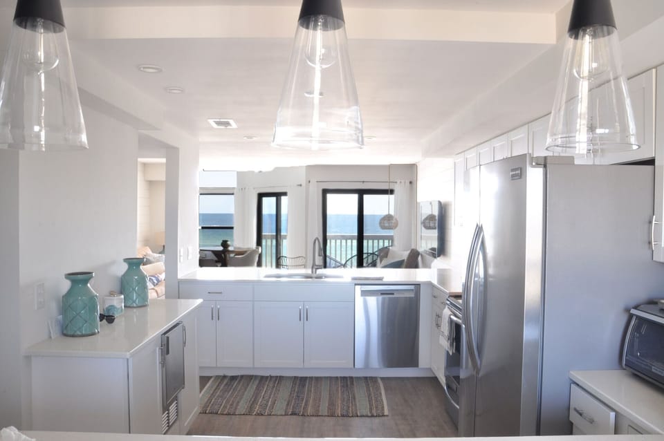 Wide open kitchen w/plenty of space to cook & just hang out.  Separate ice maker