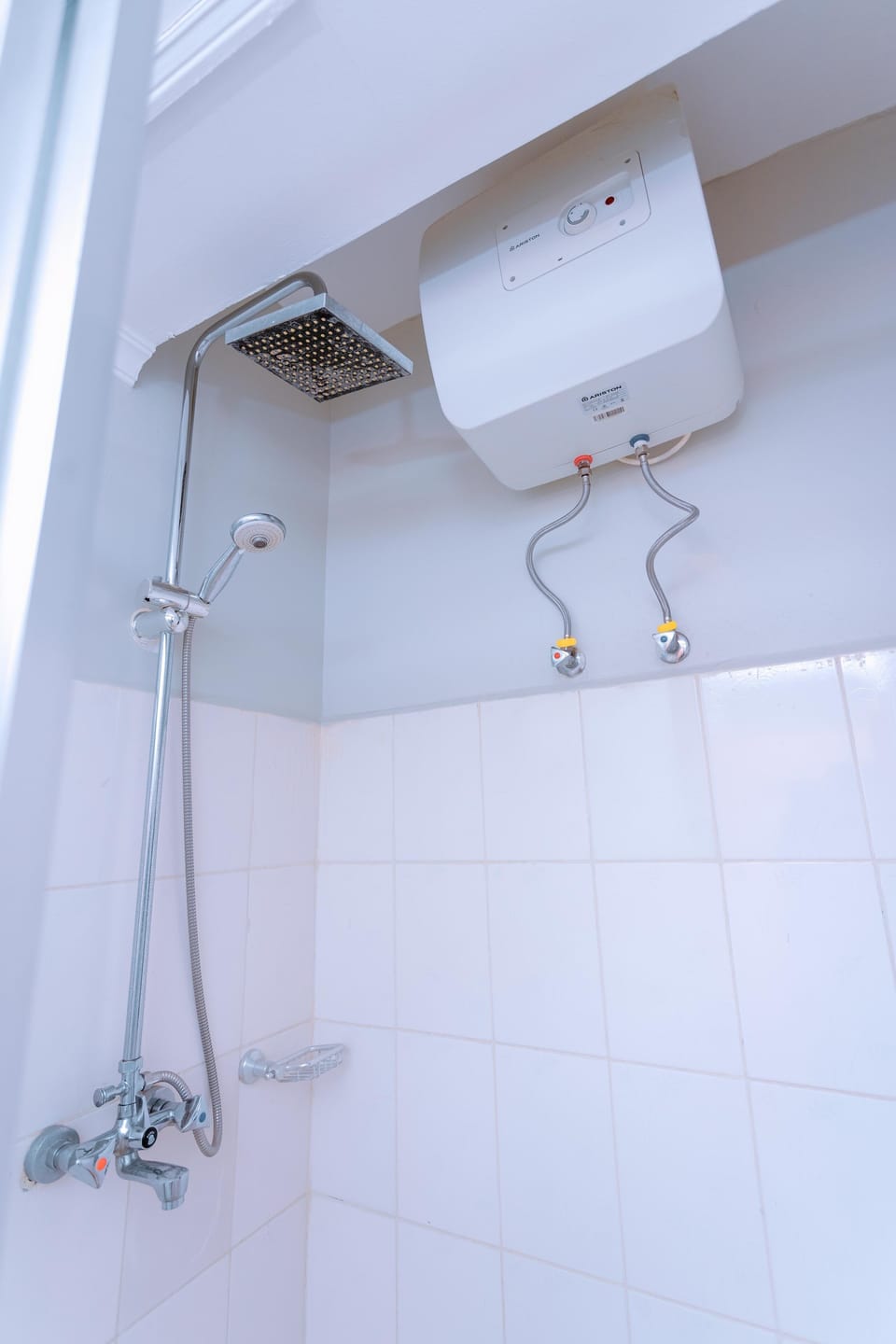 Shower, rainfall showerhead, free toiletries, hair dryer