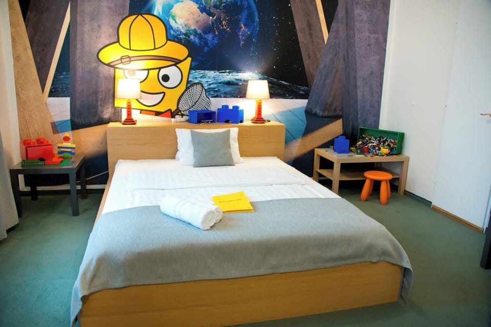 Family Double Room | Desk, blackout drapes, free WiFi, bed sheets