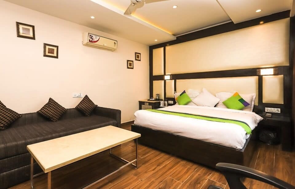 Executive Room | Living area | 32-inch LED TV with cable channels, TV
