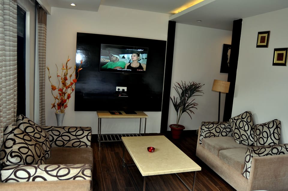 Deluxe Room | Living area | 32-inch LED TV with cable channels, TV