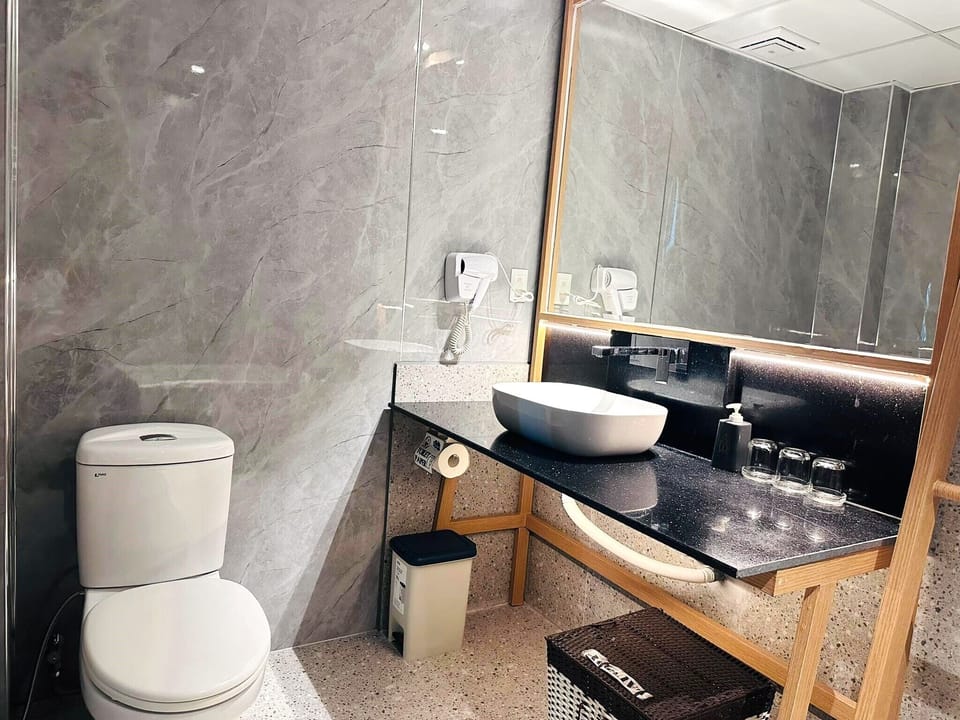 Luxury Room | Bathroom | Free toiletries, hair dryer, slippers, towels