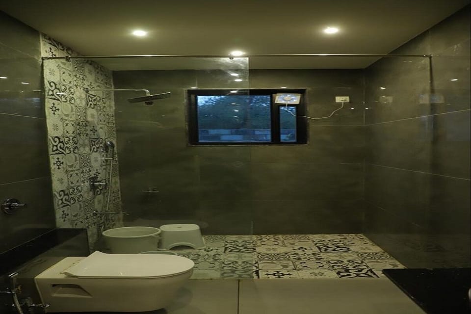 Superior Double Room, 1 Double Bed | Bathroom | Shower, free toiletries, towels