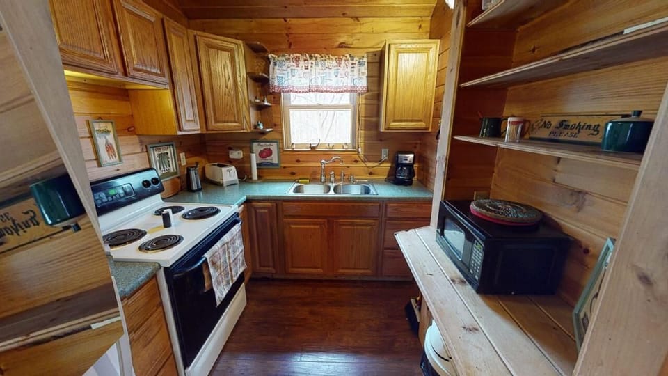 1st Choice Lodging - Hawk's Nest Cabin