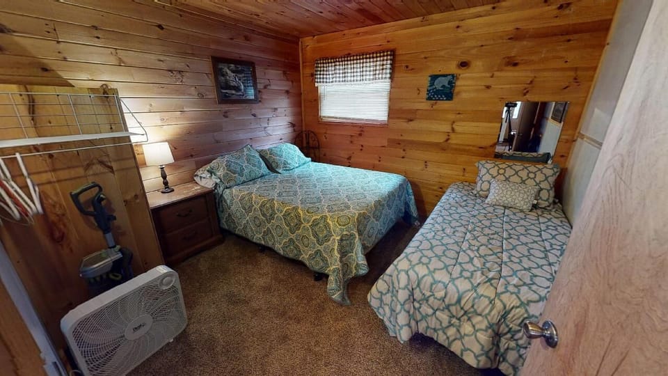 1st Choice Lodging - Hawk's Nest Cabin