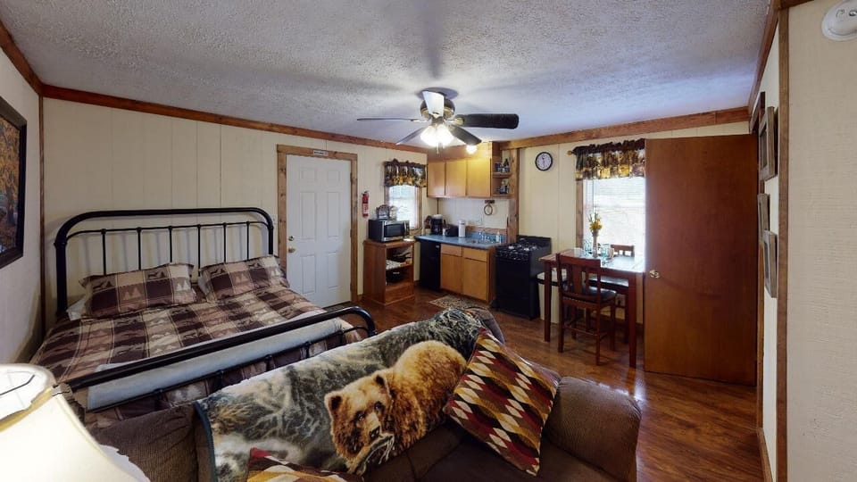1st Choice Lodging - Fox Den Cabin