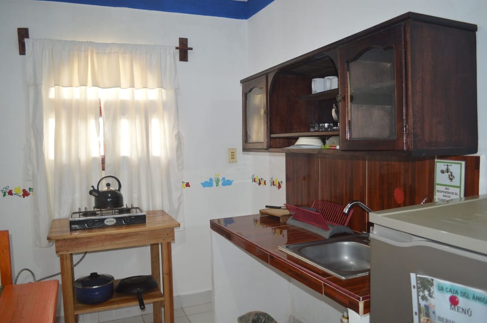 Traditional Double Room, Balcony, Garden View | Private kitchen | Fridge, microwave, stovetop, coffee/tea maker