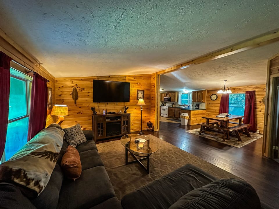 1st Choice Lodging - Eagle's Landing - Living Room