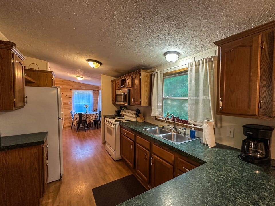 1st Choice Lodging - Eagle's Landing - Kitchen