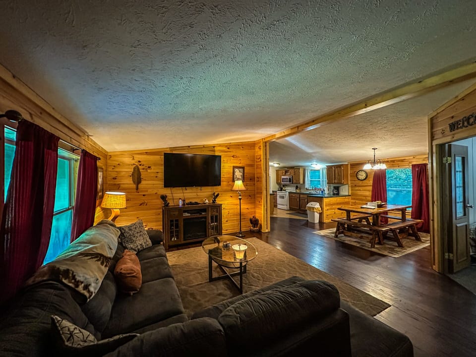 1st Choice Lodging - Eagle's Landing - Living Room
