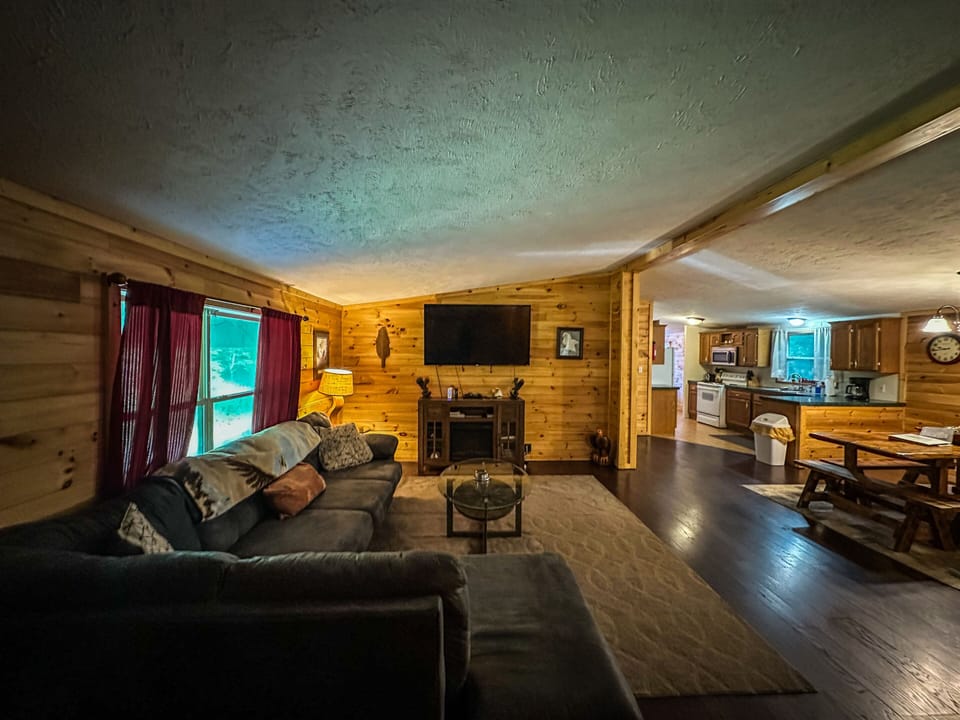 1st Choice Lodging - Eagle's Landing - Living Room
