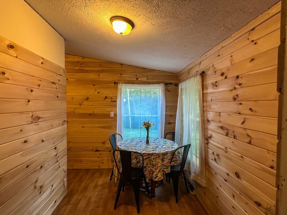 1st Choice Lodging - Eagle's Landing - Dining Room