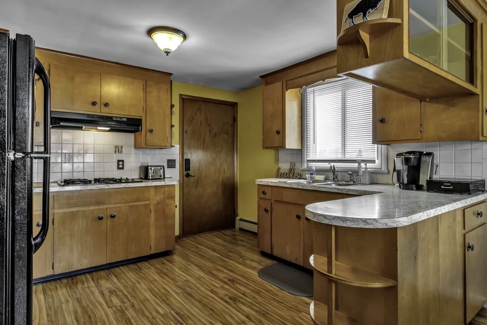 fully stocked kitchen with all of the essentials!