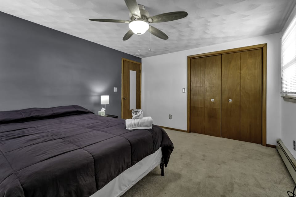 master bedroom w/ queen size bed