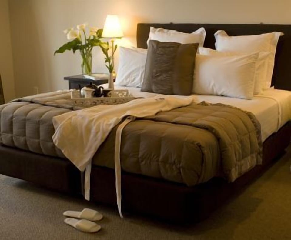 Deluxe Suite, Sea View | Premium bedding, individually decorated, desk, iron/ironing board