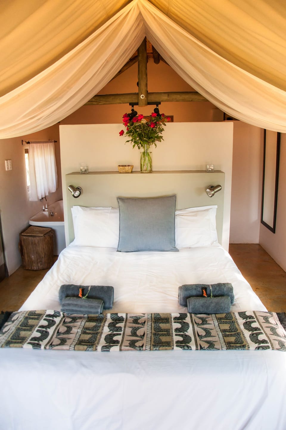 Honeymoon Tent, 1 Queen Bed, Mountain View | Bed sheets