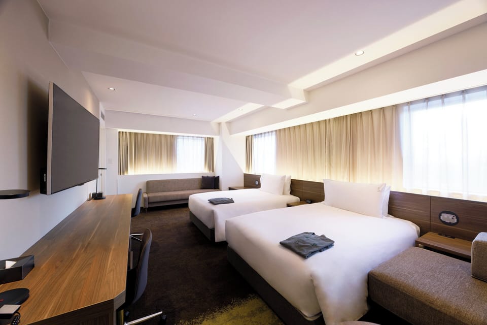 2 Twin Suite up to 5 Guests | Desk, laptop workspace, soundproofing, WiFi (free)