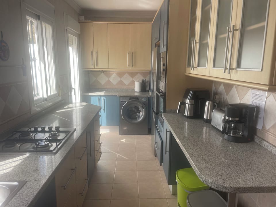 Fully fitted kitchen 