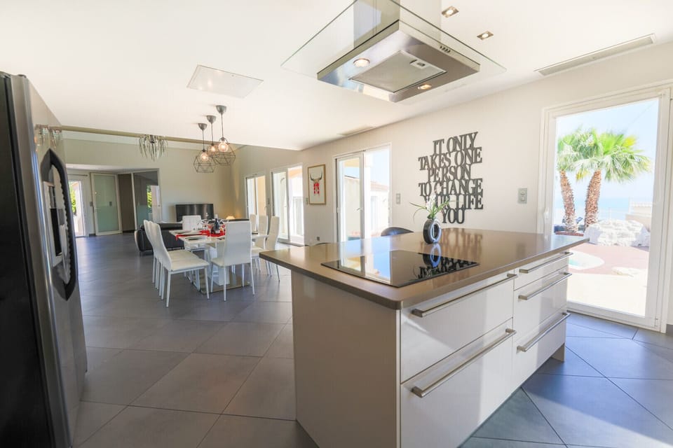 OPEN KITCHEN
