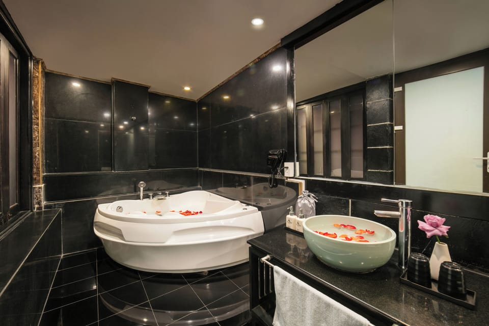 Ja Cosmo Suite Balcony with Jacuzzi | Bathroom | Combined shower/tub, deep soaking tub, hydromassage showerhead