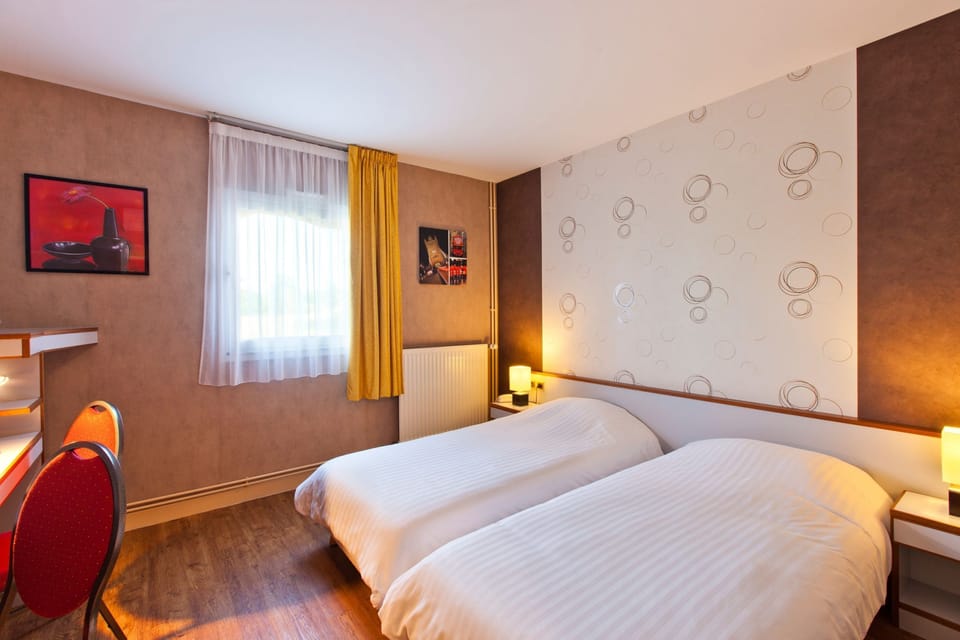 Standard Twin Room | Desk, rollaway beds, free WiFi, bed sheets
