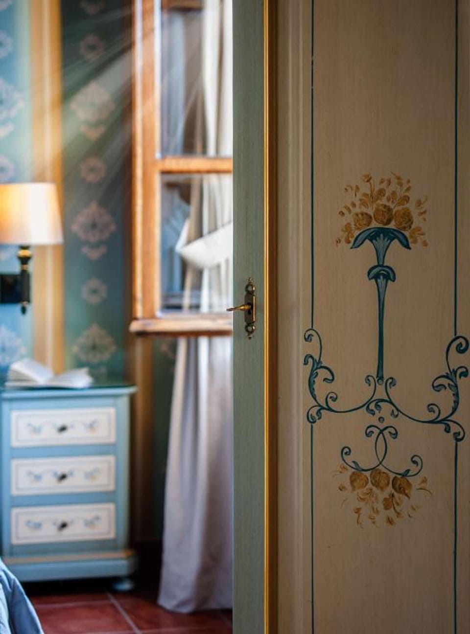 Minibar, in-room safe, desk, iron/ironing board