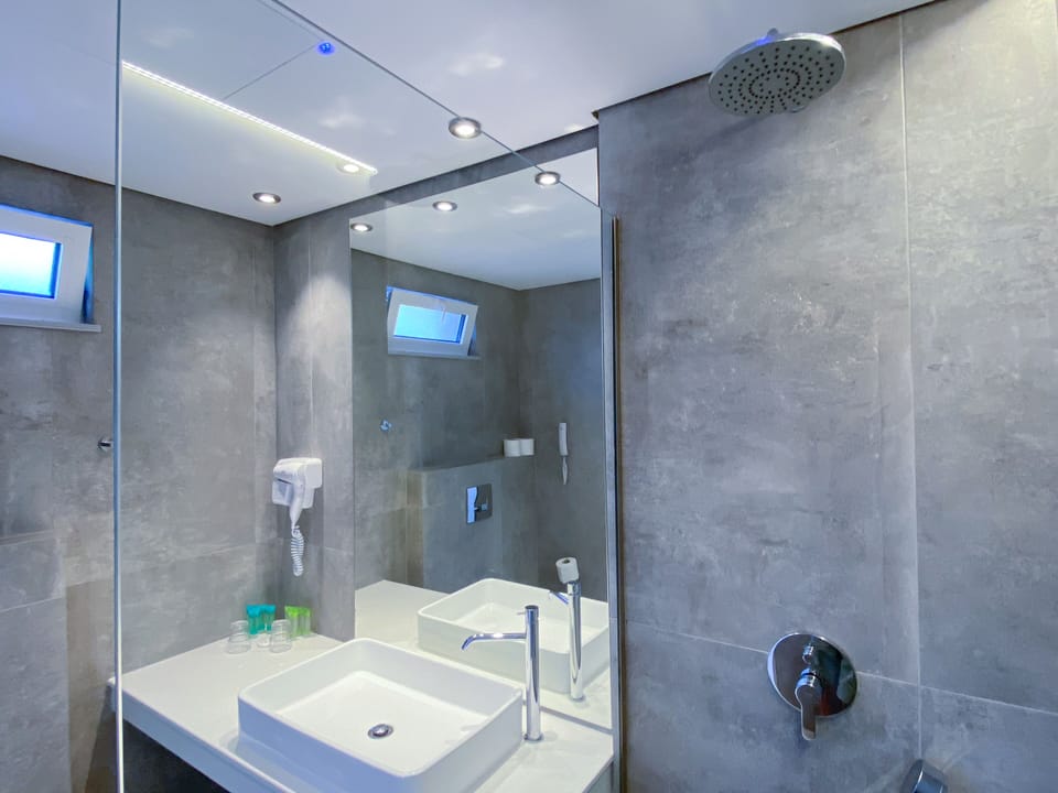 Junior Suite, 1 Queen Bed | Bathroom | Shower, designer toiletries, hair dryer, towels