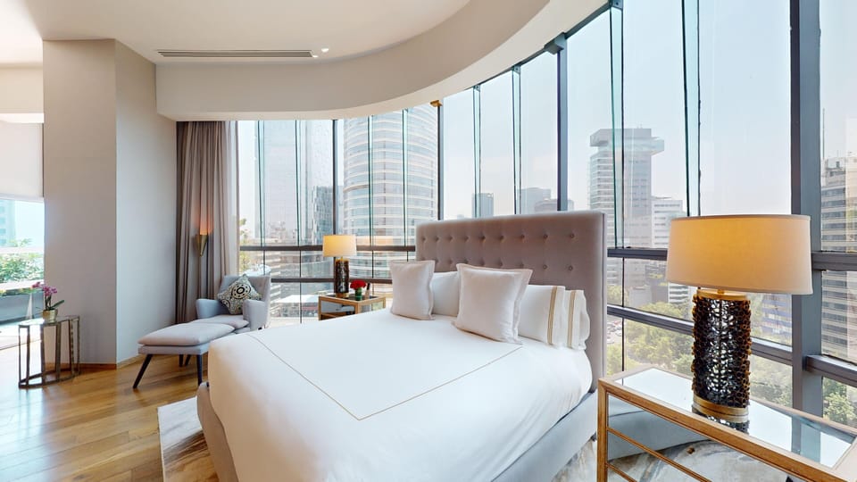 Panoramic Sky Suite | Minibar, in-room safe, desk, blackout drapes