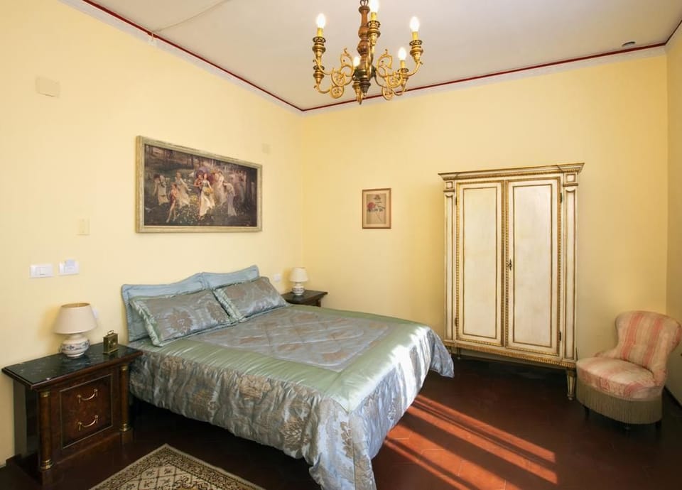 Triple Room (Botticelli) | Individually decorated, individually furnished, desk, iron/ironing board