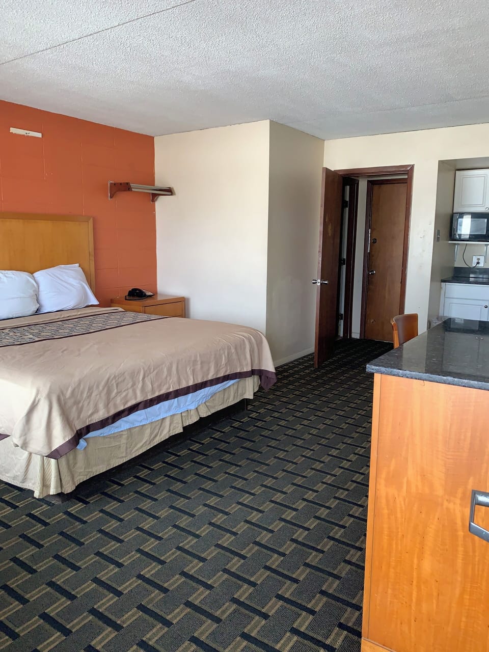 Two Bedroom Apartment (2 Doubles, 1 King) | Iron/ironing board, free WiFi, bed sheets, alarm clocks