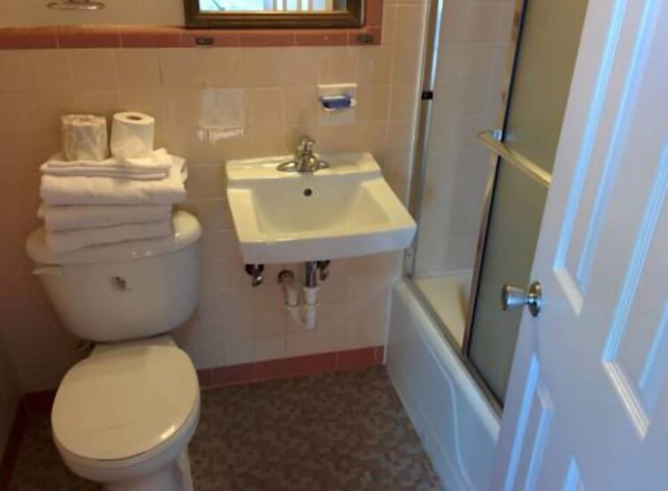 Separate tub and shower, free toiletries