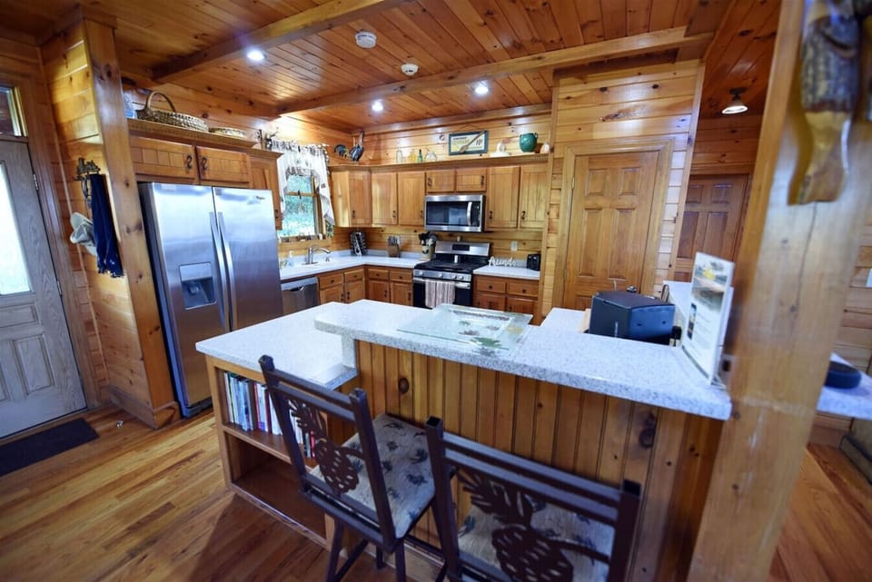 Luxury Pet Friendly Blue Ridge Cabin Rental with hot tub- Fenced Yard and Mountain View