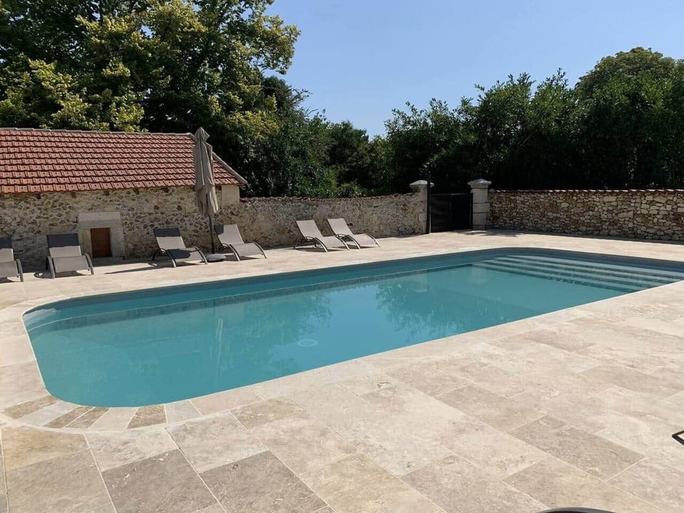 La piscine (partagée avec les autres gîtes)