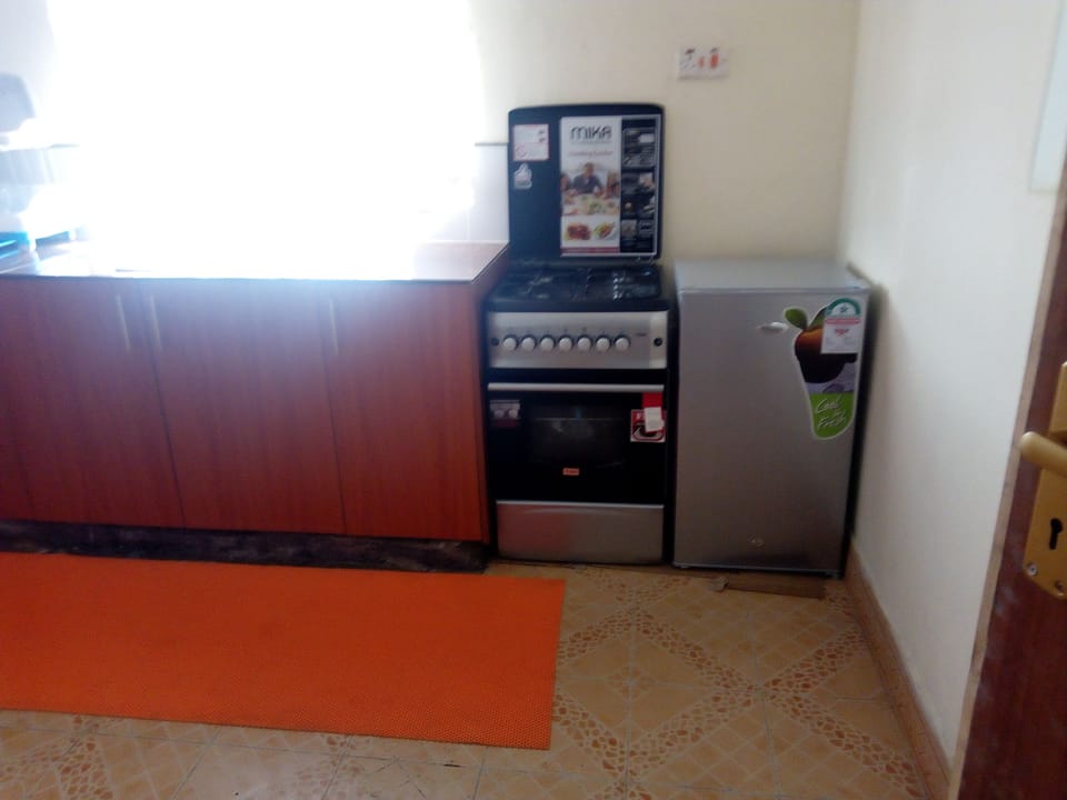 City Cottage, Courtyard View | Private kitchenette | Fridge, microwave, oven, stovetop