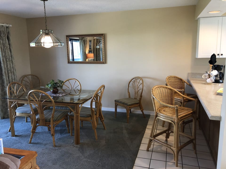 Dining/ breakfast bar
