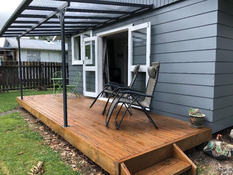 covered deck off lounge