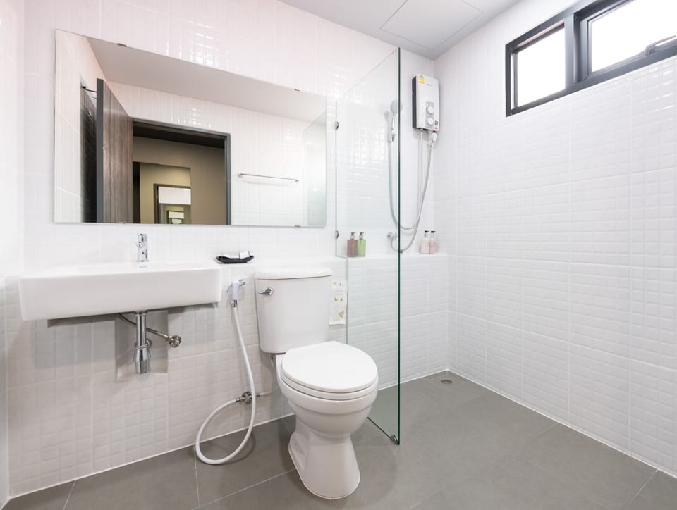 Superior Twin Room | Bathroom | Shower, towels, soap, shampoo