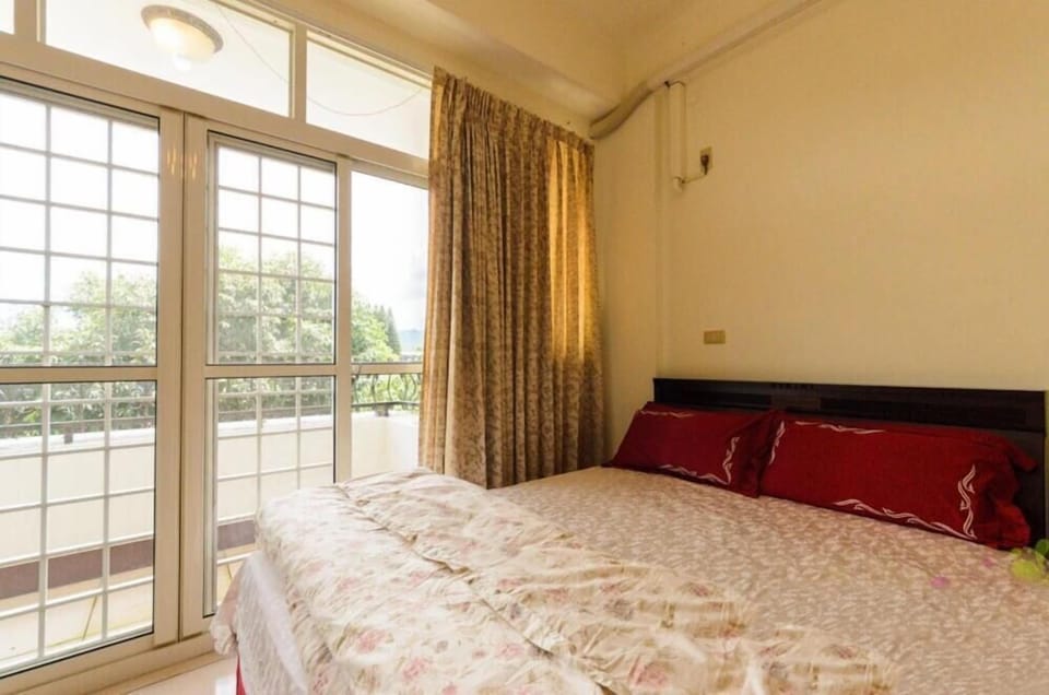 Desk, soundproofing, free WiFi, bed sheets