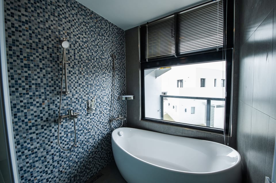 Comfort Double Room, Bathtub, Ocean View | Bathroom | Free toiletries, hair dryer, slippers, towels
