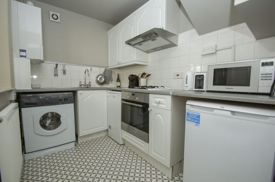 Cottage | Private kitchen | Fridge, microwave, oven, stovetop