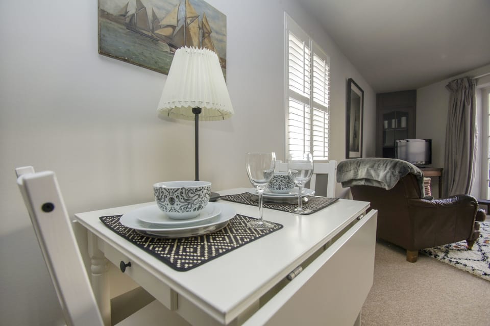 Cottage | In-room dining