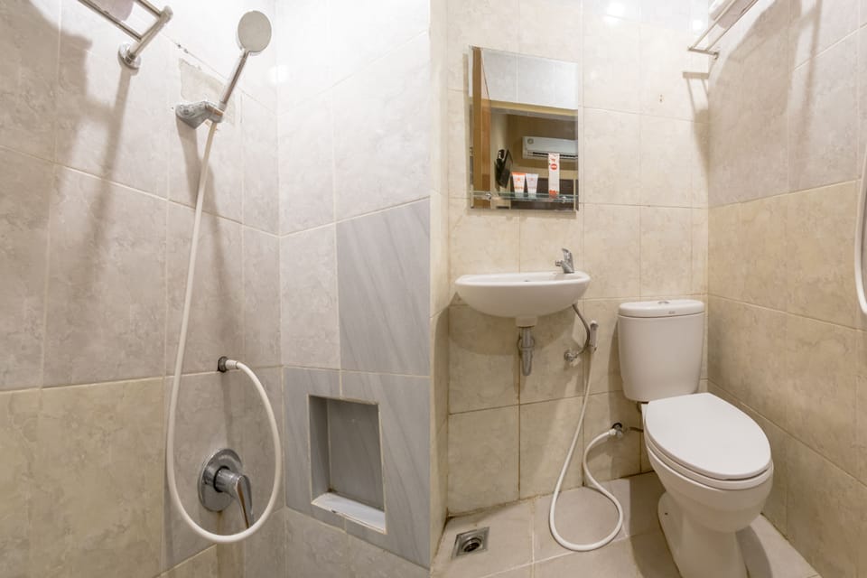 Standard Single Room, 1 Twin Bed | Bathroom | Shower, rainfall showerhead, bidet, towels