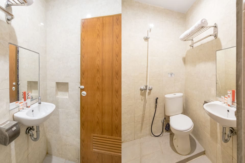 Deluxe Twin Room, 2 Twin Beds | Bathroom | Shower, rainfall showerhead, bidet, towels