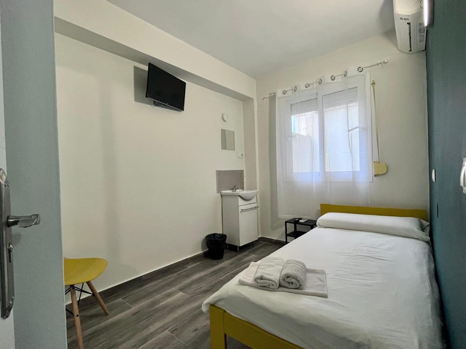 Single Room, Shared Bathroom | Blackout drapes, free WiFi, bed sheets