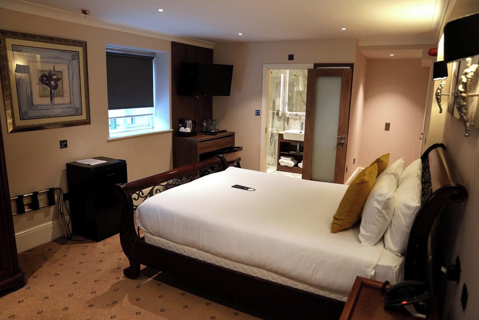 Executive Triple Room | Iron/ironing board, free WiFi, bed sheets