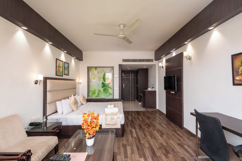 Luxury Room | Desk, laptop workspace, soundproofing, free WiFi