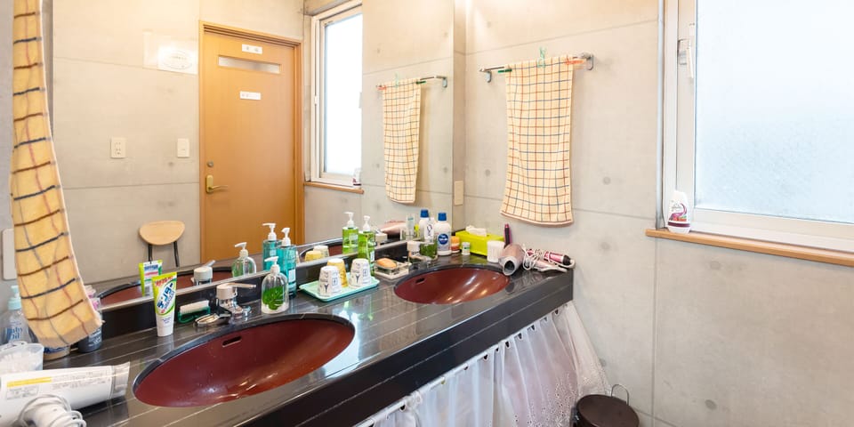 Bathroom sink