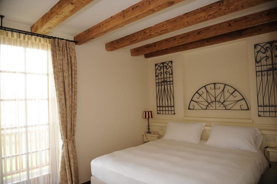Deluxe Triple Room | Down comforters, minibar, in-room safe, desk